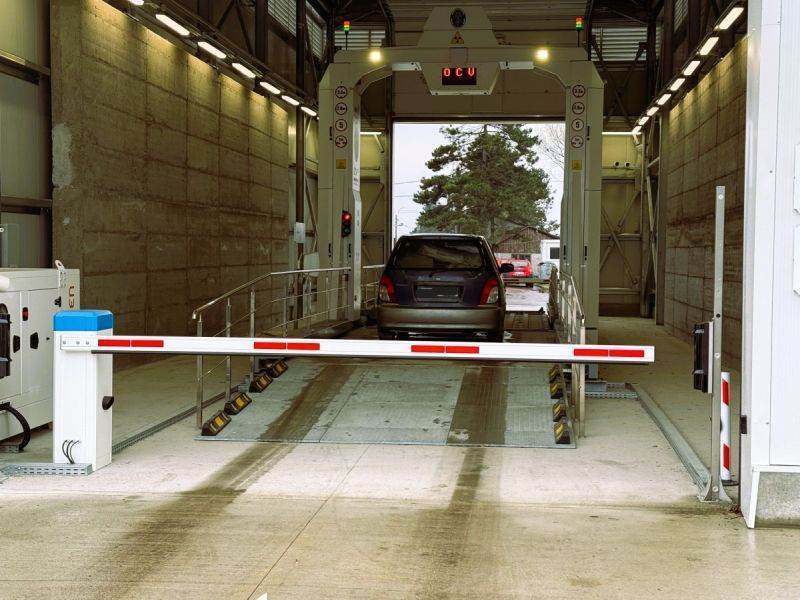 Doi cetăţeni marocani, descoperiţi inconştienţi într-un TIR la Giurgiu după trecerea ilegală a frontierei